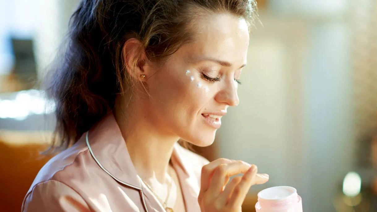 Особенности лучшего крема для кожи вокруг глаз в 40